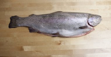 Taze gökkuşağı alabalığı. Ahşap zemin üzerinde nehir balığı