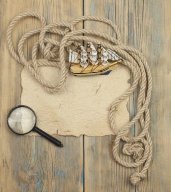 Eski kağıt, ip, büyüteç ve ahşap arka planda klasik tekne.   