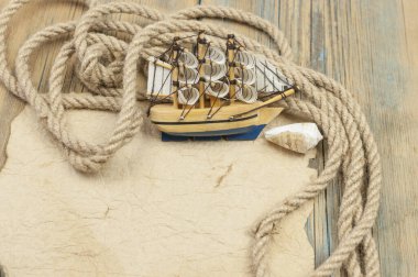 eski kağıt, halat ve model klasik tekne ahşap zemin üzerinde 