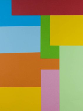 Kağıt ile sıralanmış farklı renklerdeki parlak soyut şekillerin dokusu