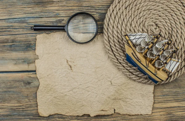 Старая Бумага Веревка Увеличительное Стекло Модель Классической Лодки Деревянном Фоне — стоковое фото