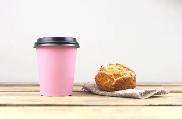 Papír Csésze Reggeli Kávé Friss Muffin Asztalon Koncepció Hangulatos Kávézó — Stock Fotó