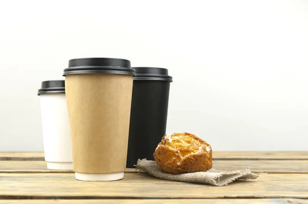 Papiertasse Kaffee Morgen Und Frischer Muffin Auf Dem Tisch Konzept — Stockfoto