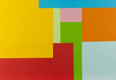 Renkli kağıtlar geometri düz kompozisyon arkaplan gökkuşağı tonlarıyla