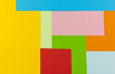 Renkli kağıtlar geometri düz kompozisyon arkaplan gökkuşağı tonlarıyla