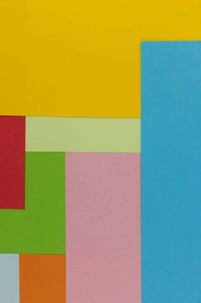 カラーペーパー幾何学的平面構成背景と虹色のトーン — ストック写真