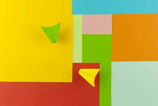 彩色纸几何平面构图背景 带有彩虹色调和两个纸张平面 — 图库照片