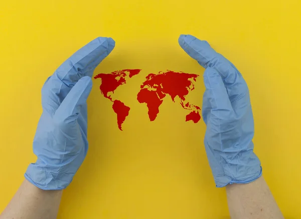 Die Hände Des Arztes Blauen Gummihandschuhen Schützen Die Weltkarte Vor — Stockfoto