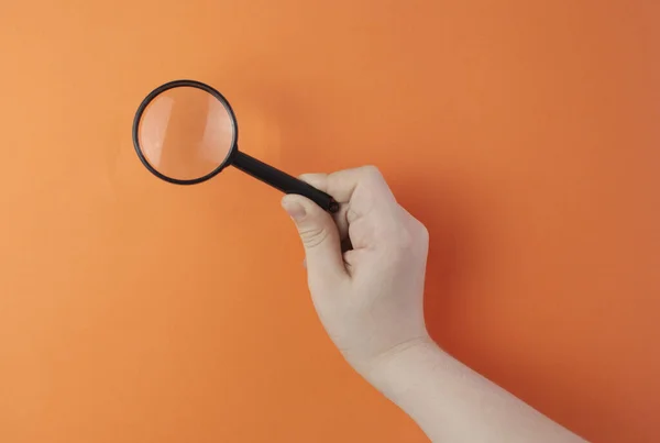 Barnets Hand Håller Ett Förstoringsglas — Stockfoto