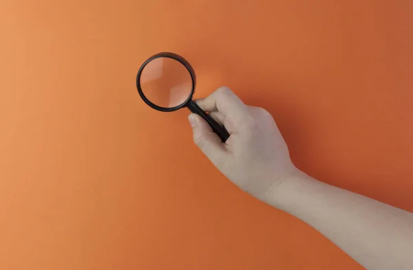 Barnets Hand Håller Ett Förstoringsglas — Stockfoto