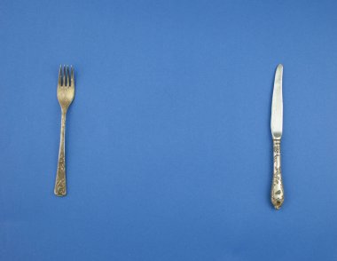 Çatal ve bıçak mavi arkaplanda kopyalama alanı.