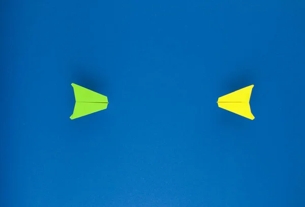 Papierflugzeug Auf Blauem Papierhintergrund — Stockfoto