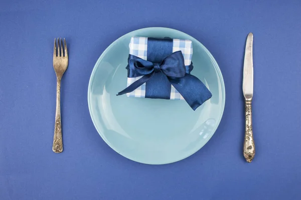 Placa Cerâmica Com Talheres Caixa Presente Sobre Fundo Papel Azul — Fotografia de Stock