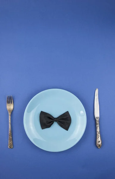 Placa Cerâmica Com Talheres Caixa Presente Sobre Fundo Papel Azul — Fotografia de Stock