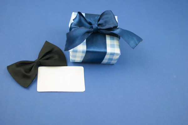 One Gift Box Wrapped Craft Paper Tied Bow Dark Blue — Stock Photo, Image