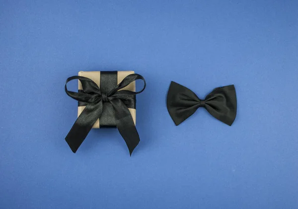 Ένα Κουτί Δώρου Τυλιγμένο Χαρτί Χειροτεχνίας Και Δεμένο Φιόγκο Σκούρο — Φωτογραφία Αρχείου