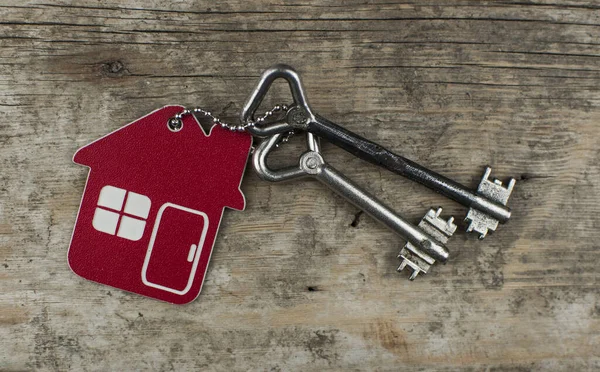 Hausschlüssel Einem Schlüsselanhänger Der Auf Holzdielen Ruht Konzept Für Immobilien — Stockfoto