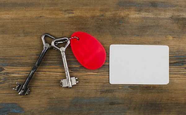 带家庭符号的钥匙链 带有纯卡片的文本 房地产概念 — 图库照片