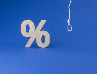 Koyu mavi arka planda ahşap tabela yüzdesiyle darağacına menteşe 