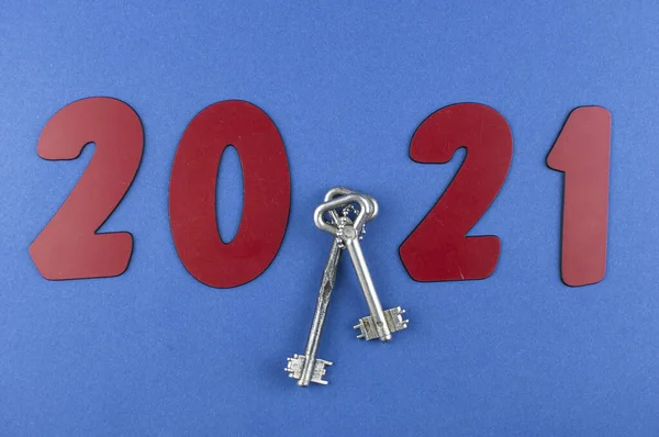 2021年新年快乐 两把旧钥匙 蓝色表面有空白处 — 图库照片