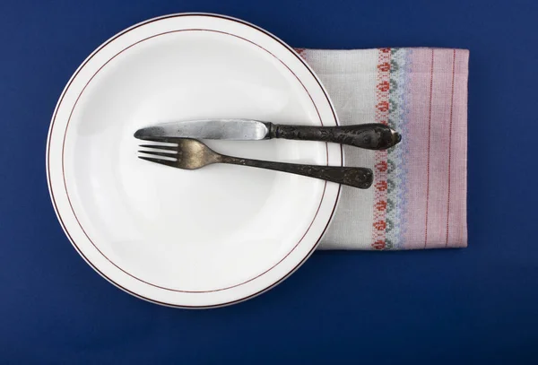 Κενό Πιάτο Ασημικά Και Πετσέτα Πάνω Από Μπλε Φόντο Προβολή — Φωτογραφία Αρχείου