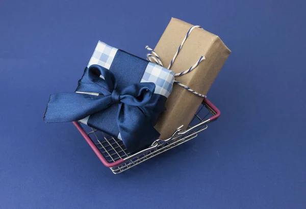 Металлическая Корзина Коробками Фоне Голубой Бумаги — стоковое фото