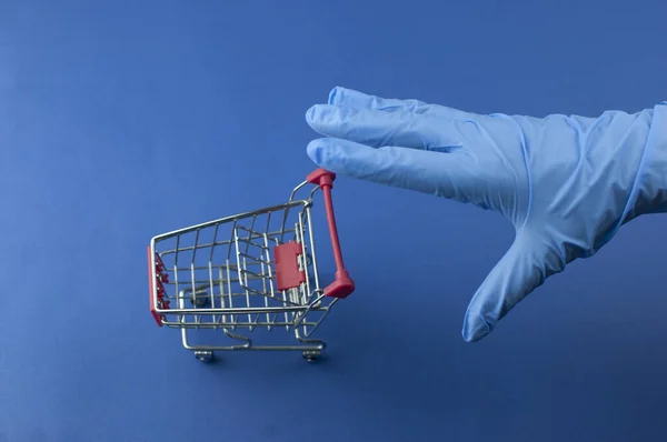 Carrinho Supermercado Vazio Mão Mulher Azul Luvas Médicas Sobre Fundo Imagem De Stock