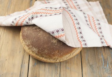 Fotokopi alanı olan taze ekşi ekmeğin yuvarlak somunu.