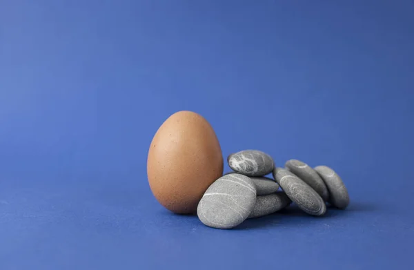 Mit Stapel Von Meeressteinen Auf Blauem Hintergrund Osterferienkonzept Copyspace Platz — Stockfoto