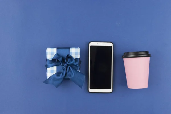 Draufsicht Auf Geschenkbox Smartphone Und Papiertasse Kaffee Auf Blauem Hintergrund — Stockfoto