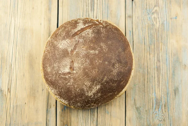 Okrągły Bochenek Świeżo Zapieczonego Chleba Zakwaśnego Przestrzenią Kopiowania — Zdjęcie stockowe