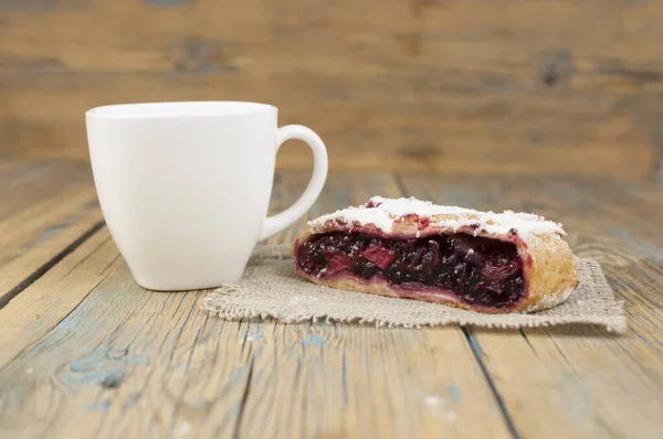 Torta Baga Caseira Delicioso Strudel Com Uma Cereja Torta Strudel — Fotografia de Stock