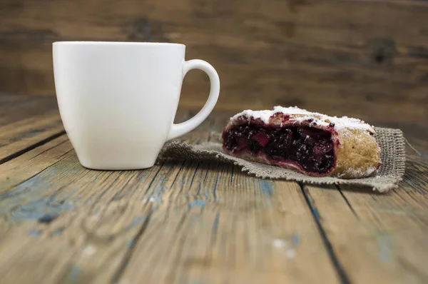 Hemlagad Bärpaj Utsökt Strudel Med Körsbär Paj Strudel Med Bär — Stockfoto