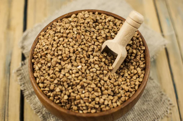 Buckwheats Uma Tigela Madeira Mesa Madeira Alimentos Tradicionais — Fotografia de Stock