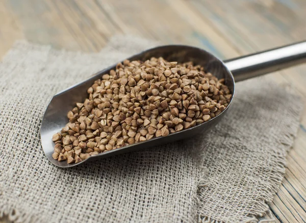 Rauwe Natuurlijke Ongekookte Boekweitpitten Metalen Bolletjes Houten Tafel Traditioneel Voedsel — Stockfoto