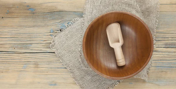 木制勺子和圆圆的木制碗 放在乡村木桌上 顶部看 从上方看 — 图库照片