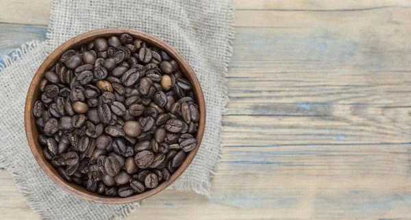 Rostade Kaffebönor Träskål Närbild Kopiera Utrymme — Stockfoto