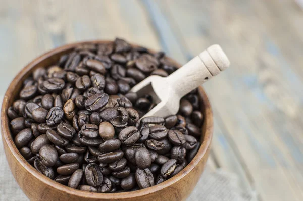 Ahşap Bir Kasede Kavrulmuş Kahve Çekirdekleri Kapatın Boşluğu Kopyala — Stok fotoğraf