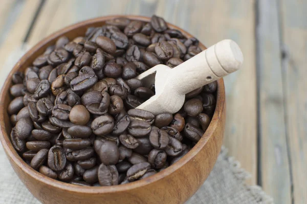 Rostade Kaffebönor Träskål Närbild Kopiera Utrymme — Stockfoto