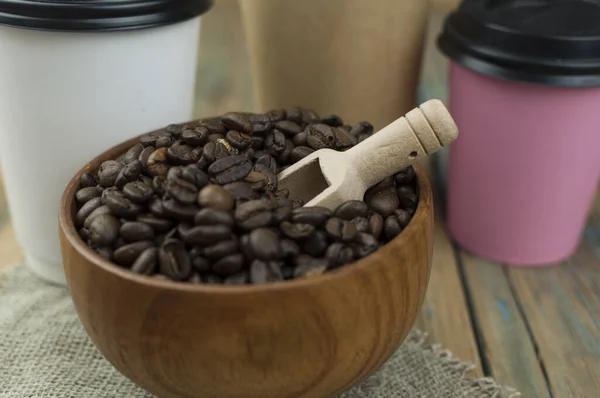 Einweg Pappattrappen Mit Kaffeebohnen Für Den Morgendlichen Espresso Und Löffel — Stockfoto