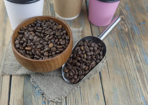 Engångs Take Out Mockup Pappersmuggar Med Kaffebönor För Morgon Espresso — Stockfoto