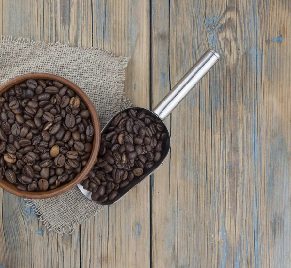 Rostade Kaffebönor Träskål Närbild Kopiera Utrymme — Stockfoto