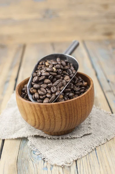 Rostade Kaffebönor Träskål Närbild Kopiera Utrymme — Stockfoto