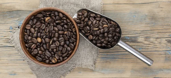 Rostade Kaffebönor Träskål Närbild Kopiera Utrymme — Stockfoto