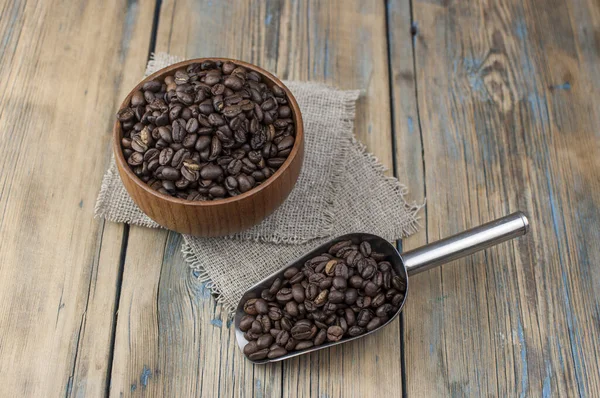 Rostade Kaffebönor Träskål Närbild Kopiera Utrymme — Stockfoto