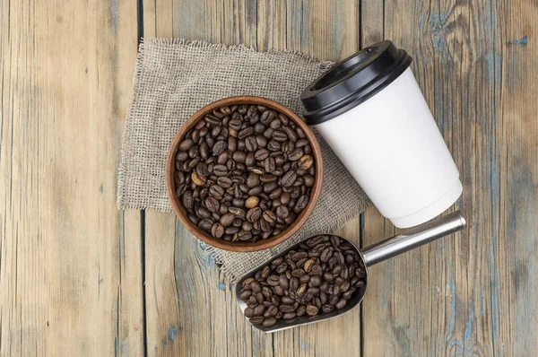 Sabah Espresso Için Kahve Çekirdekli Tek Kullanımlık Kağıt Bardaklar Ahşap — Stok fotoğraf