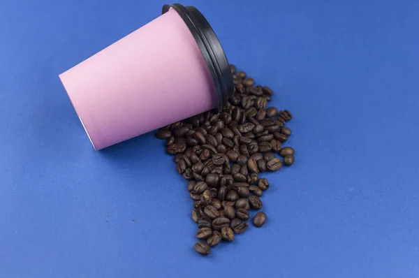 Rosa Papper Kaffekopp Med Plast Svart Lock Blå Bakgrund Med — Stockfoto