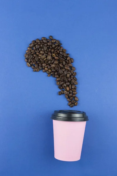 Rosa Papper Kaffekopp Med Plast Svart Lock Blå Bakgrund Med — Stockfoto