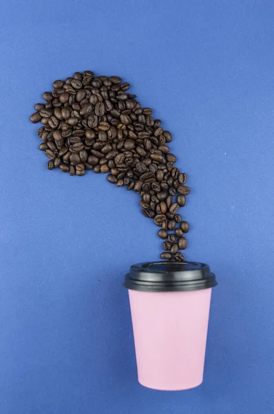 Rosa Papper Kaffekopp Med Plast Svart Lock Blå Bakgrund Med — Stockfoto
