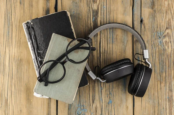 Libros Antiguos Cerrados Auriculares Negros Vasos Una Mesa Madera Vista —  Fotos de Stock